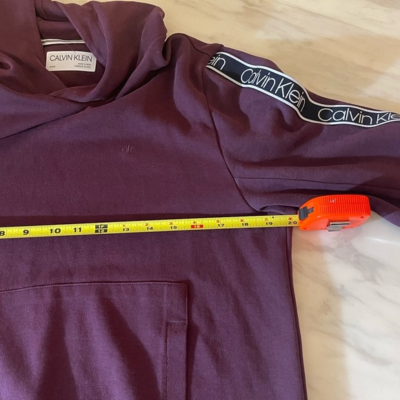Calvin Klein Men's Purple Sweater Size M Hoodie Kangaroo Pockets Logo Sleeves - Picture 5 of 7